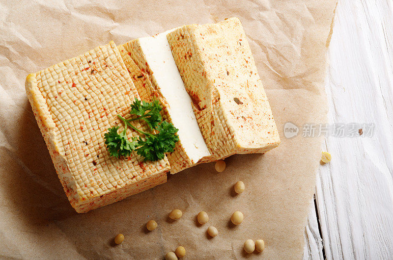 豆腐脑和绿色的羊皮纸豆腐非乳制品代替奶酪