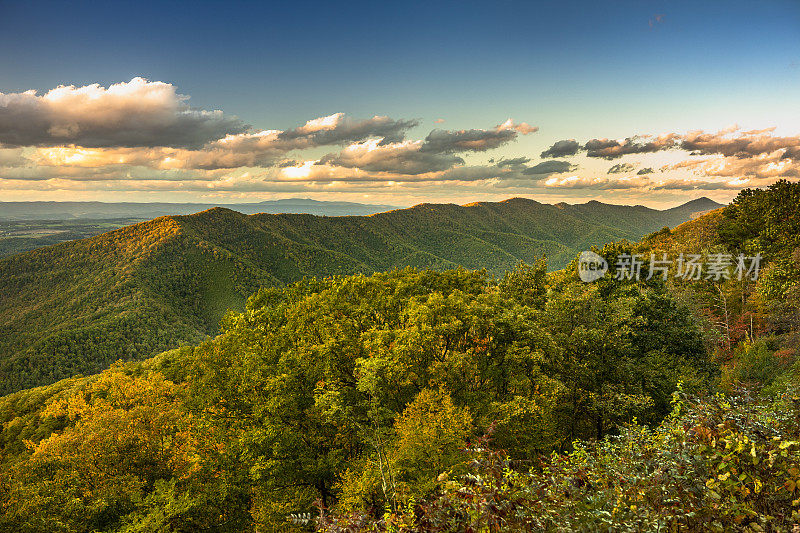 蓝岭山脉风景优美，景色宜人