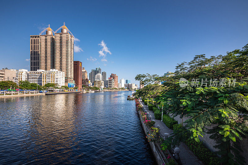 台湾高雄市爱河河畔的人行道