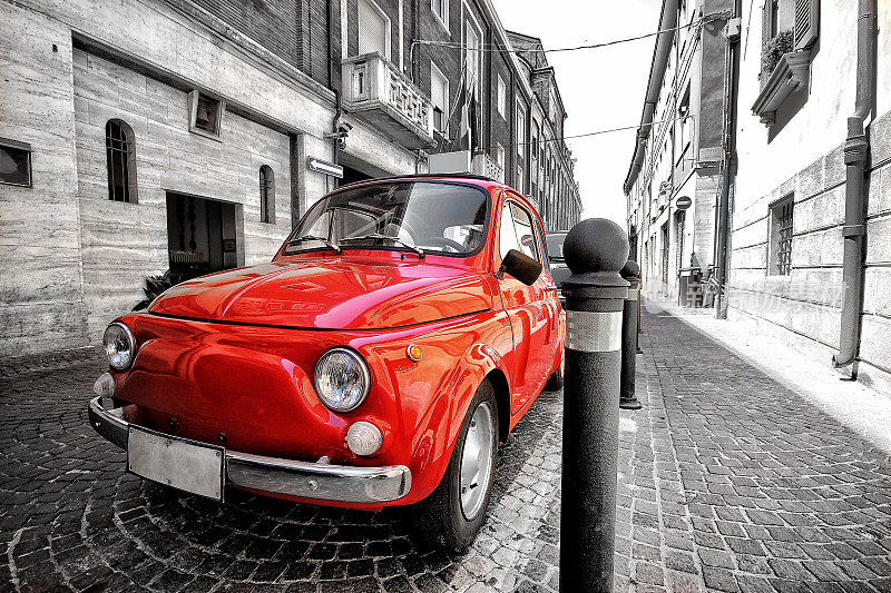 红色菲亚特500老古董车在意大利黑白背景彩色喷溅明信片般的照片