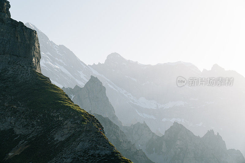 晨光中的山川和山谷景色