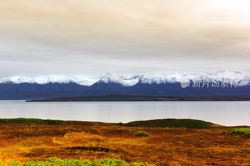 冰岛Dalvik:峡湾上的雪山(Eyjafjörður)