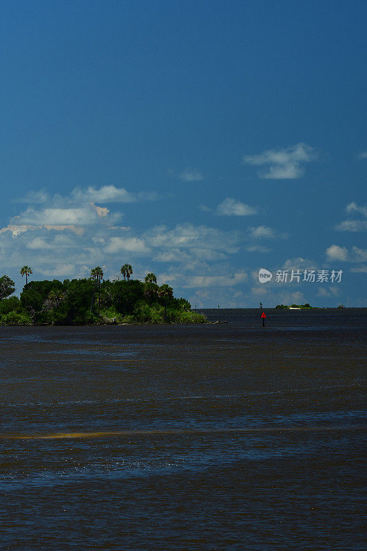 夏天的云在沿海岛屿与棕榈树，与浅滩在前景