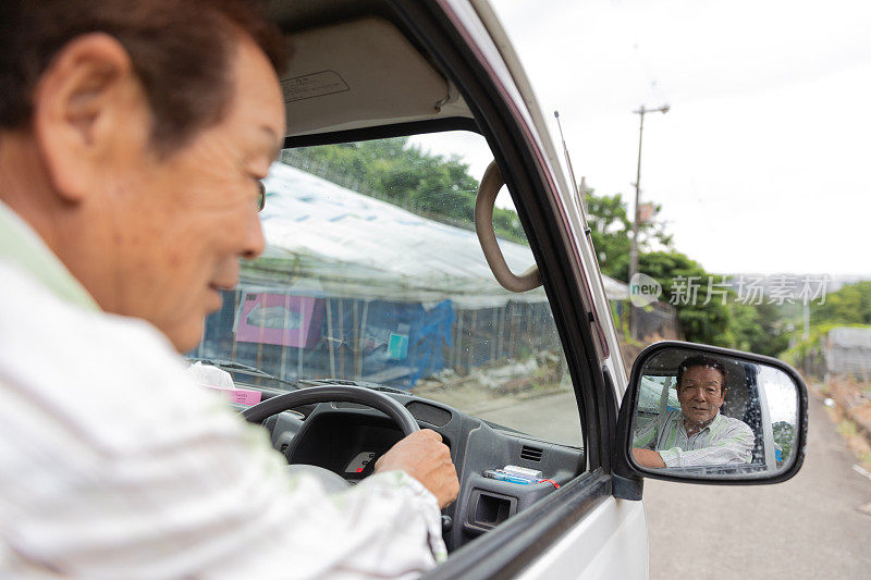 日本老人开着小卡车