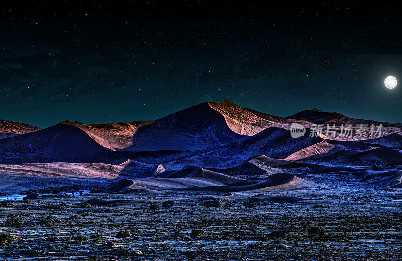夜间的纳米布沙漠，橙色的沙丘和星空