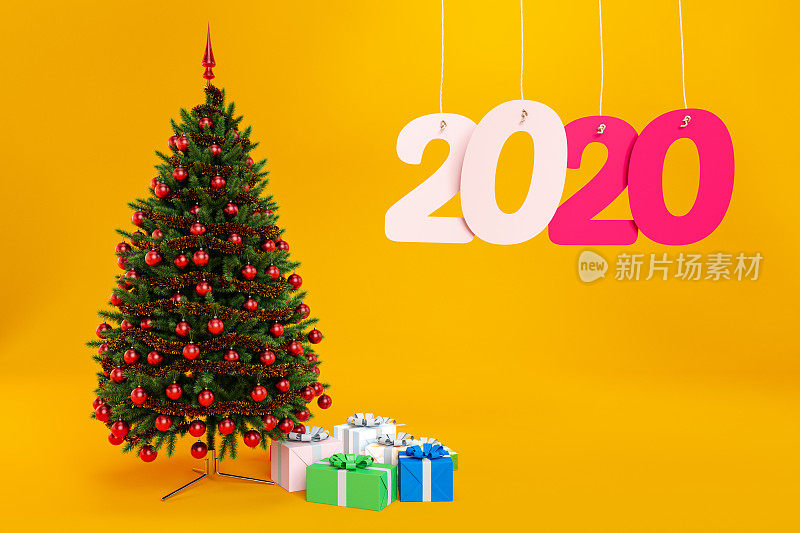 有2020标志的圣诞树和礼品盒。新年的概念