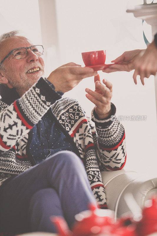 老人接过一杯茶