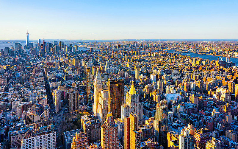鸟瞰图的天际线在曼哈顿下城纽约美国反射