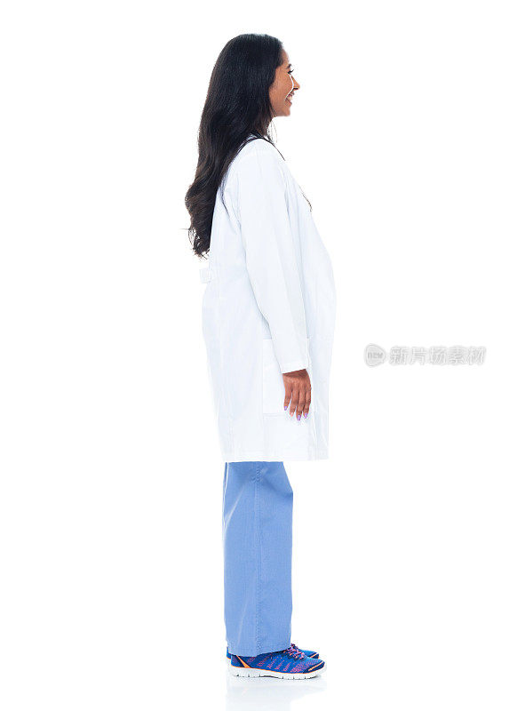 拉丁美洲和西班牙裔年轻女医生穿着实验服站着