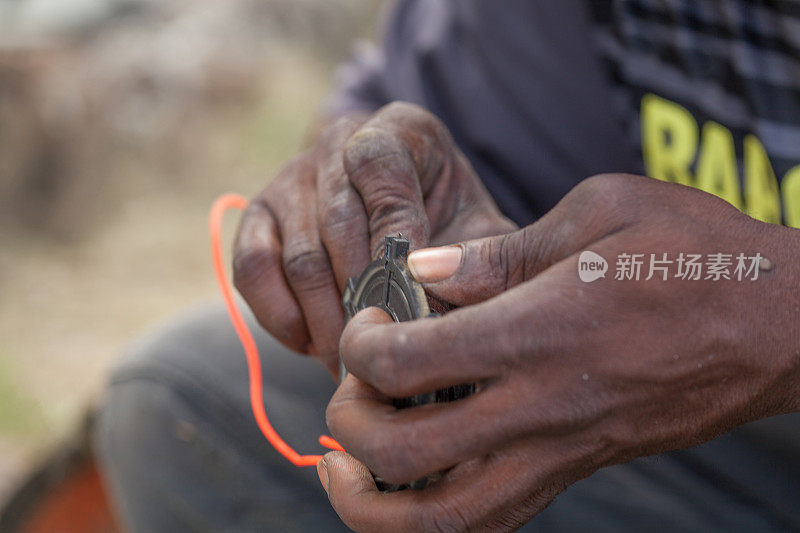 加勒比黑人在割草