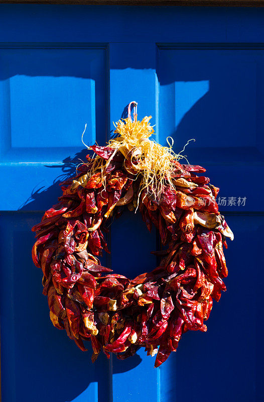 圣达菲风格:圣诞红花环，蓝门