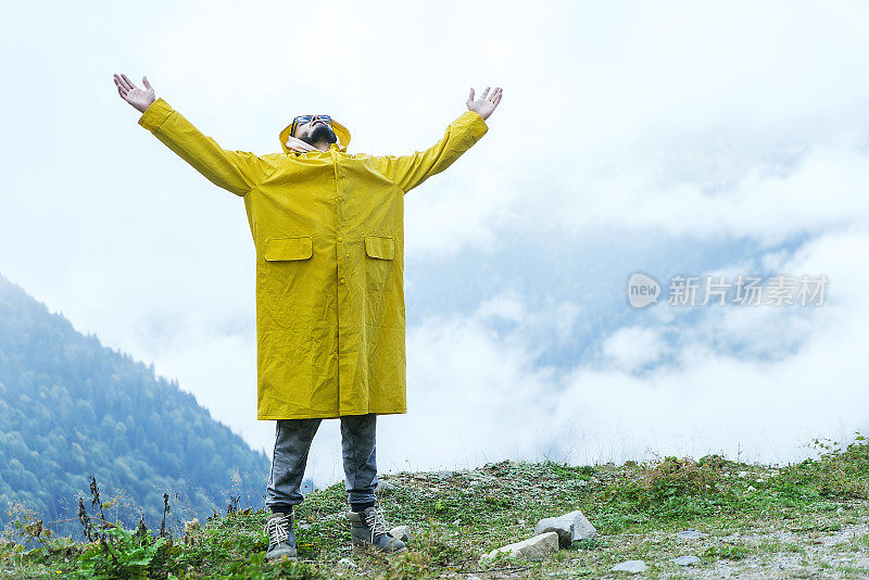 黄色雨衣的人