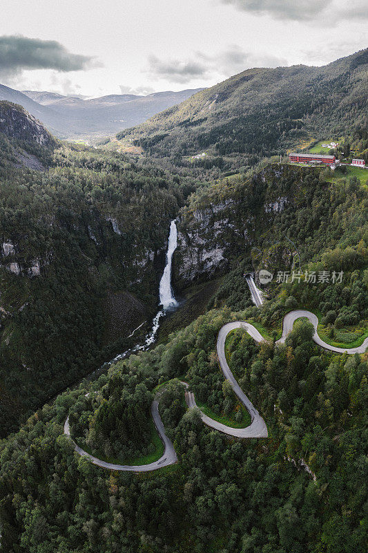 挪威瀑布附近的发夹公路鸟瞰图