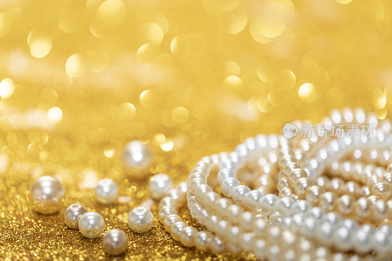 金粉上珍珠项链及散乱的珍珠
