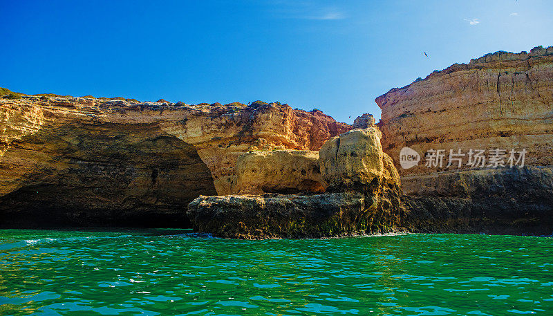 海滩和岩石在葡萄牙阿尔沃在夏末太阳的海景图像