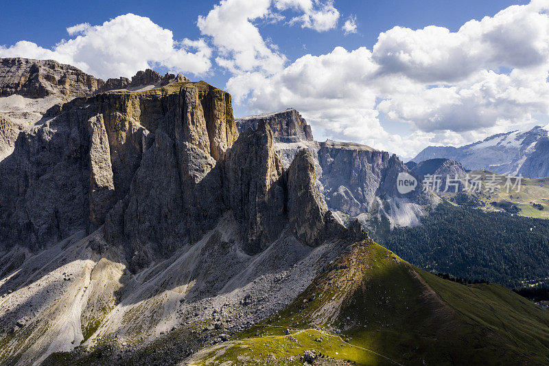 在Dolomites的Sassolungo鸟瞰图