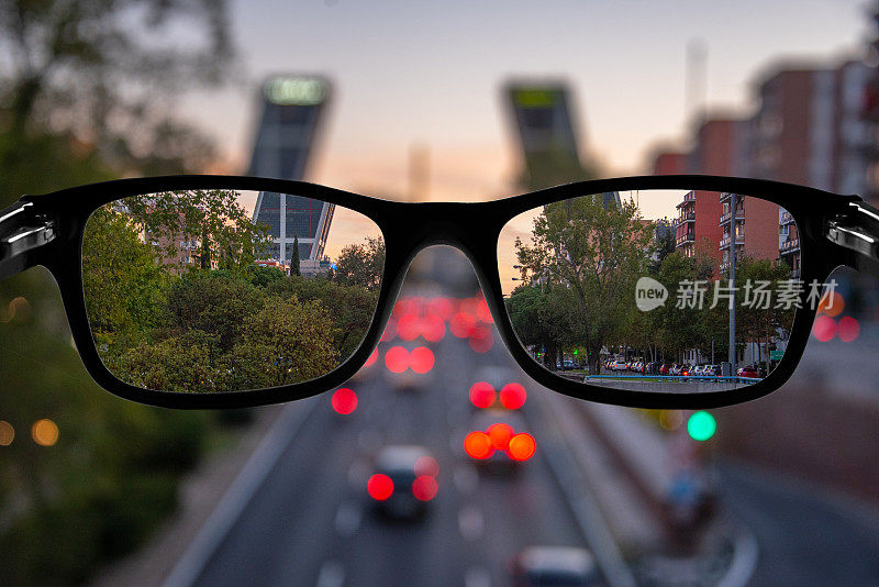 近视概念:眼镜聚焦城市