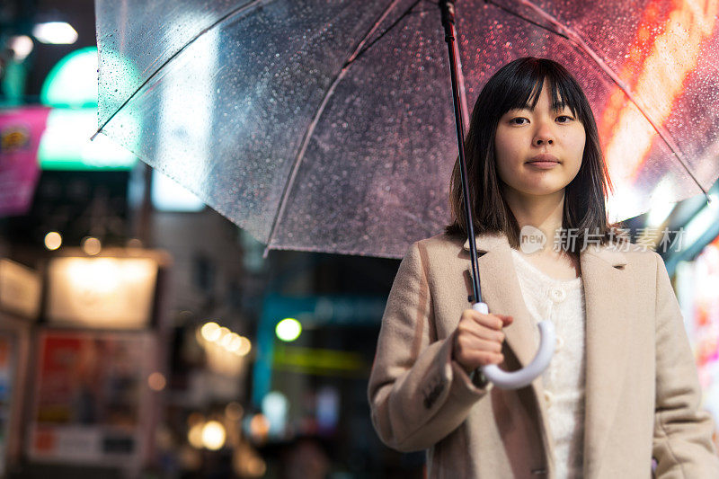 雨中年轻美丽的亚洲女人