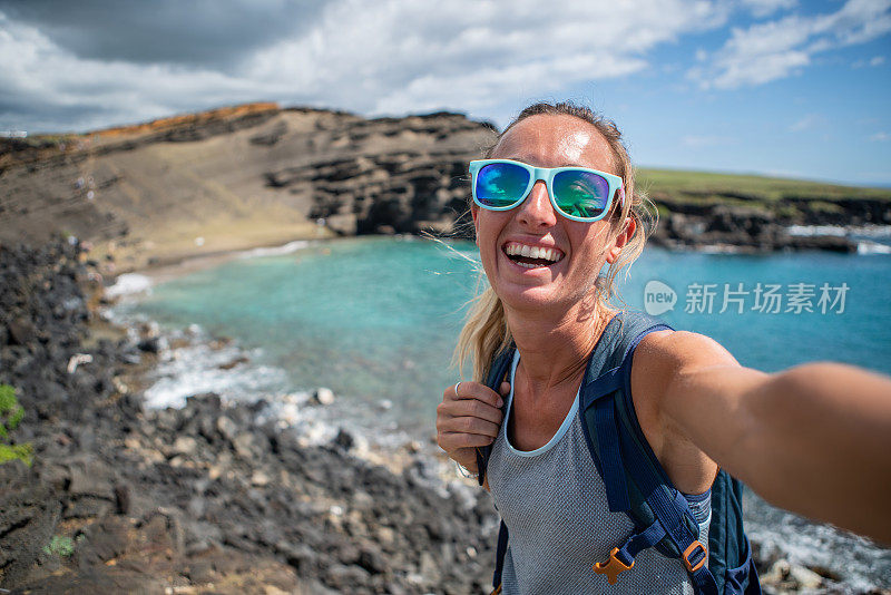 徒步旅行的女人与绿色沙滩自拍，夏威夷