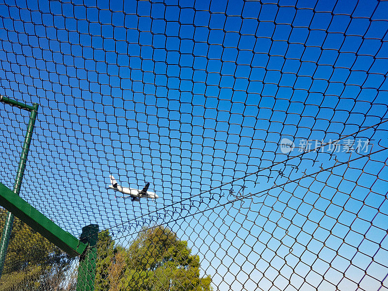 飞机在空中穿过围栏