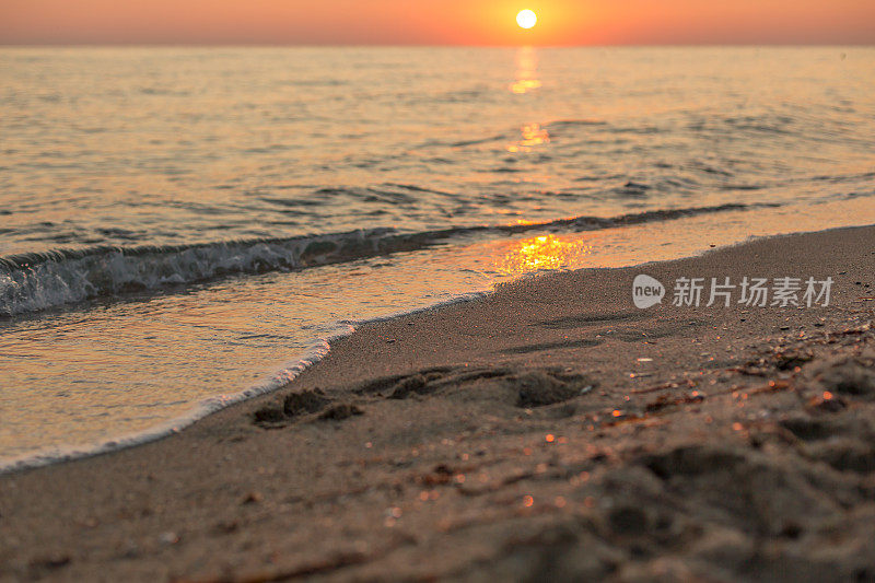 日落时海滩上的海浪