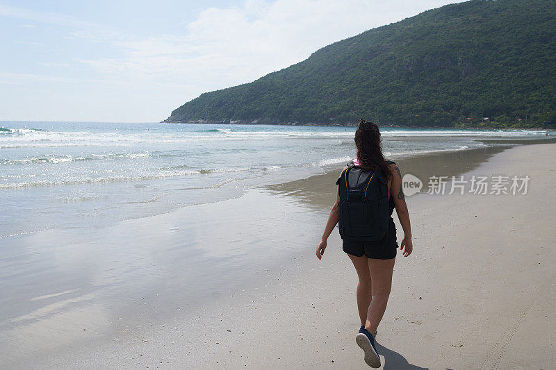 妇女徒步旅行在Matadeiro海滩圣卡塔琳娜Florianópolis