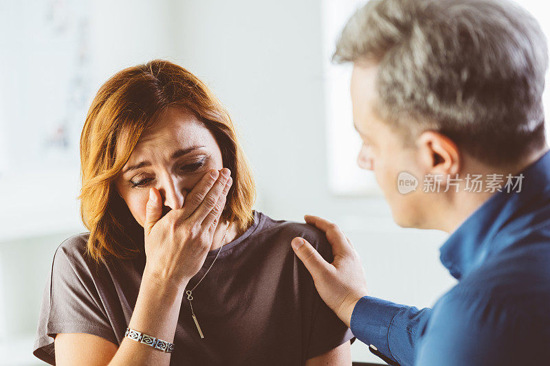 心理治疗师与抑郁的女人交谈