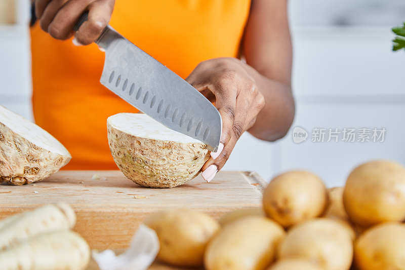 健康的女人在做健康的素食或素食汤