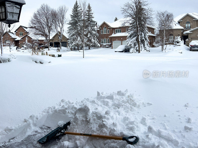 住宅小区的冬季视图和清除车道上的积雪，伍德布里奇，加拿大