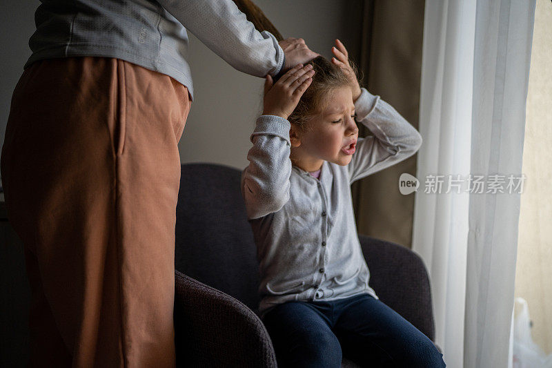 女孩不喜欢妈妈给她扎头发