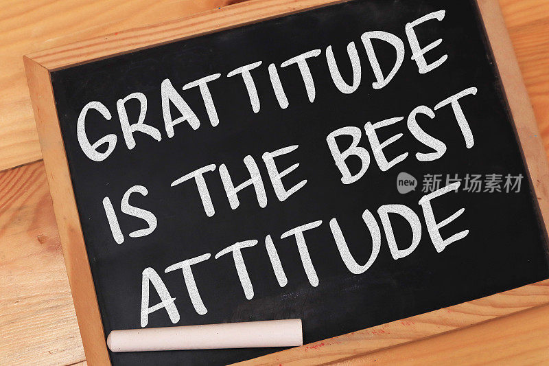 感恩是最好的态度，文字文字印刷术写在黑板上的木质背景，生活和事业励志励志