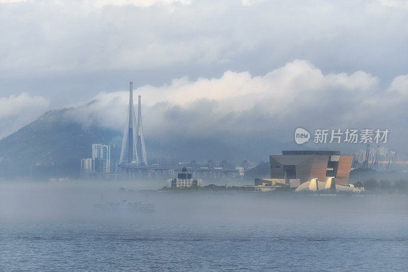 清晨，西九龙及昂船洲大桥出现低低的海雾。