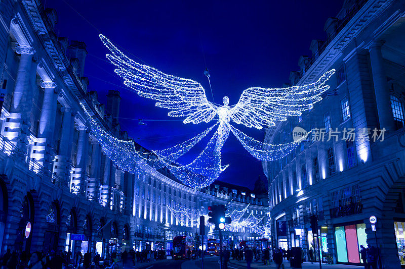 在英国伦敦的摄政街，夜晚有传统的圣诞装饰