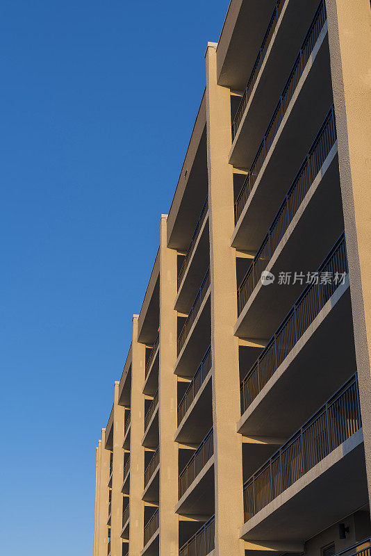 公寓或酒店建筑阳台上突出的柱子的低角度视图-德斯汀，佛罗里达