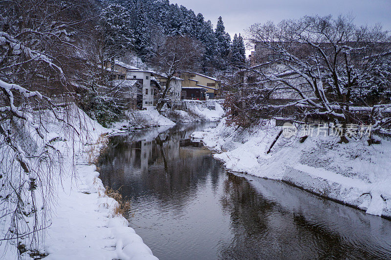 日本高山市村雪与溪水