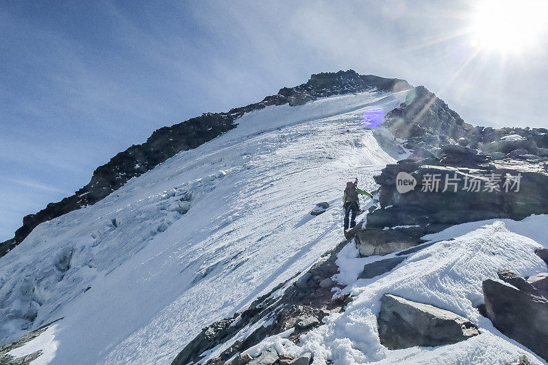 夏天在山顶上的登山者