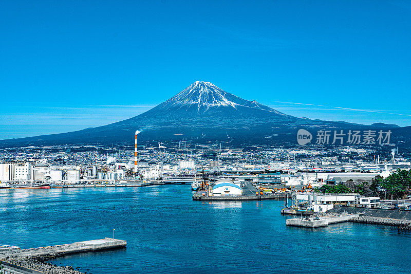 从田谷港看骏河湾工业区和富士山