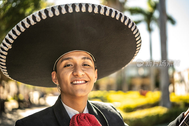 十几岁的男孩肖像传统的墨西哥流浪街头户外