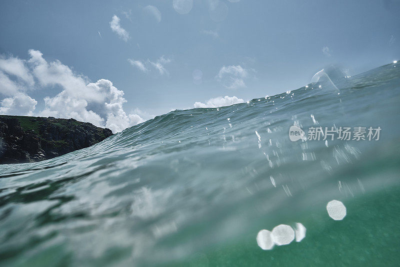 6月阳光明媚的一天，康沃尔郡佩顿温德海滩的海面膨胀。