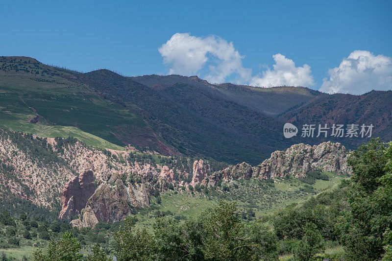 神的花园公园与高大的砂岩地层在科罗拉多斯普林斯，科罗拉多州在美国西部的北美