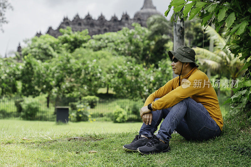 年轻游客探索婆罗浮屠古城