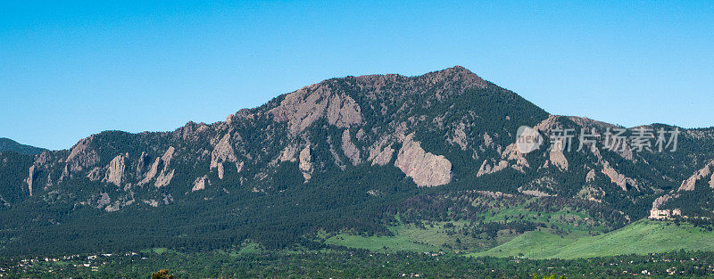 绿山，熊峰，科罗拉多州博尔德上空的熨斗