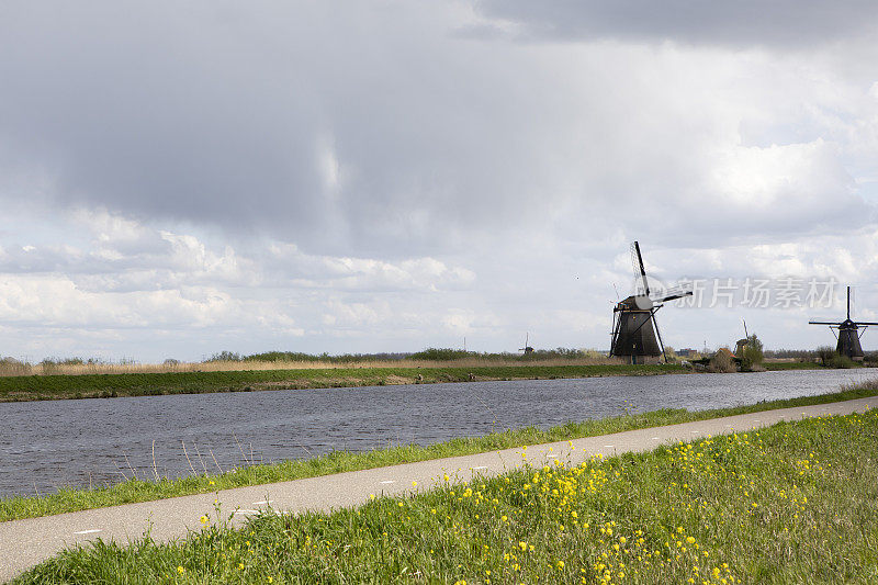 运河旁的小径上有风车