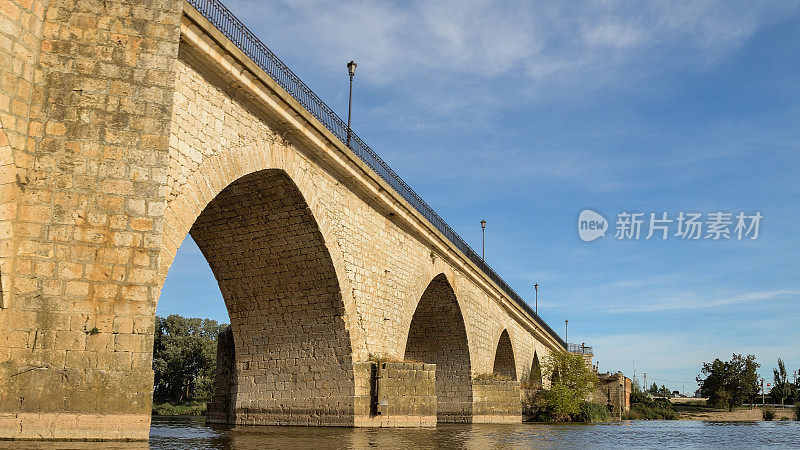 中世纪的石桥从河的水平面上看