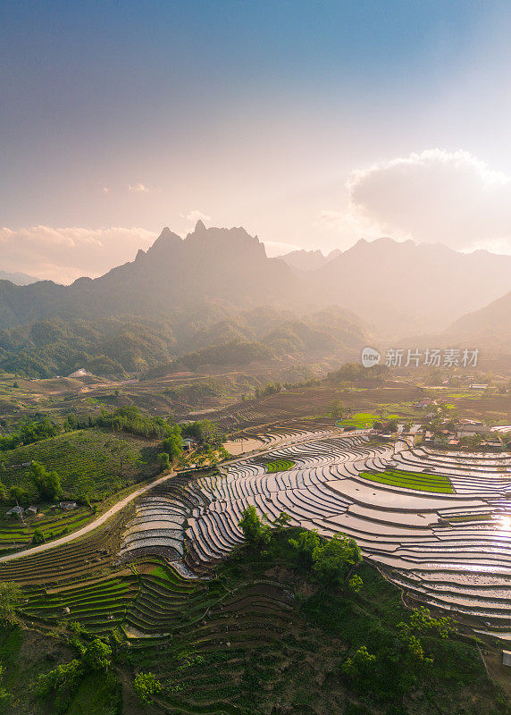 鸟瞰浇灌季节，越南老蔡省yty公社的梯田，棕色的土壤与美丽的天空融为一体。