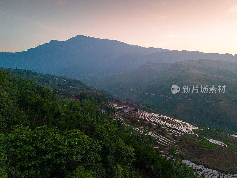 鸟瞰浇灌季节，越南老蔡省yty公社的梯田，棕色的土壤与美丽的天空融为一体。