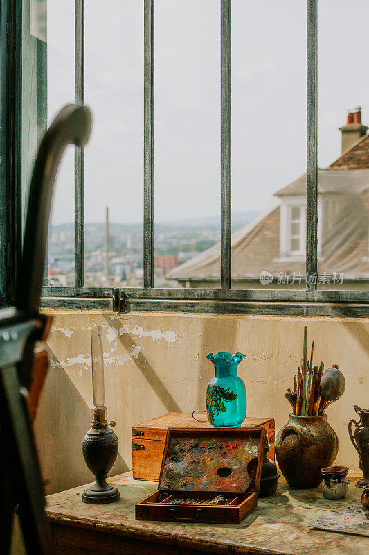 古法国艺术家的工作室和巴黎屋顶的景色
