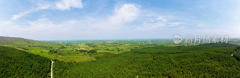 鸟瞰绿色夏日乡村，北爱尔兰