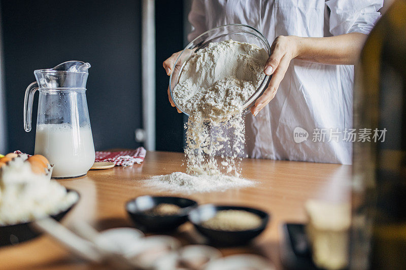 一位妇女准备揉面