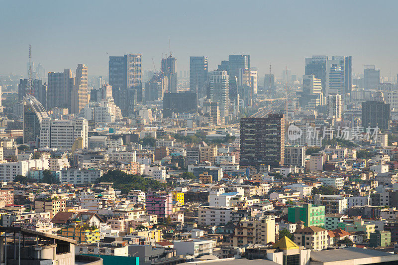 人群低层和高层住宅城市景观景观建筑住宅小区在泰国首都曼谷